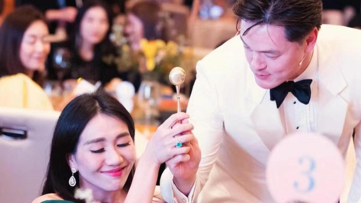 好家伙！赌王千金何超盈减肥成功秒变女神，老公辛奇隆一脸宠溺！