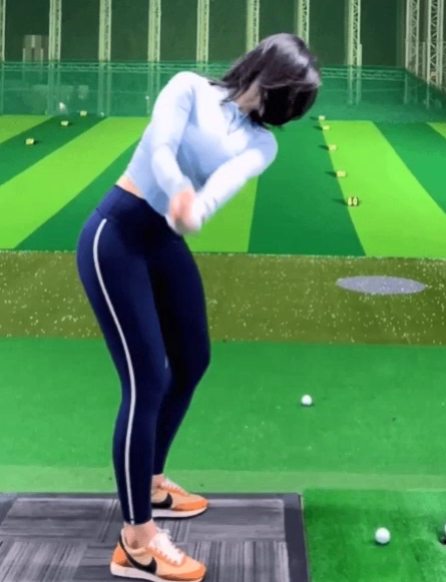高尔夫女生，微胖身材惹人爱，120斤体重如何塑形