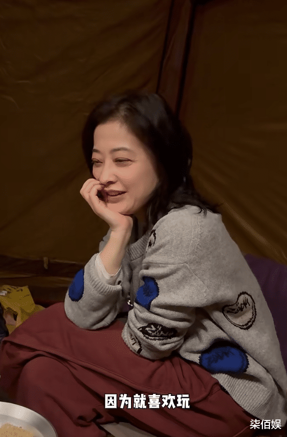 梅婷高露颖儿露营，吃大闸蟹喝红酒，仨人抱一起合影年龄差很明显