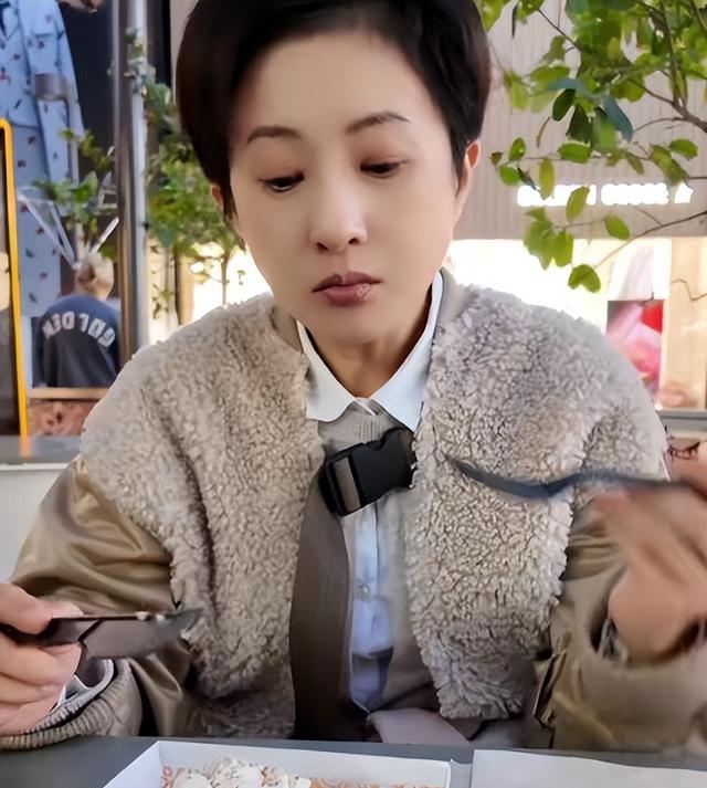 “小婉君”金铭未婚未孕,45岁面容大变,活成了自己喜欢的样子