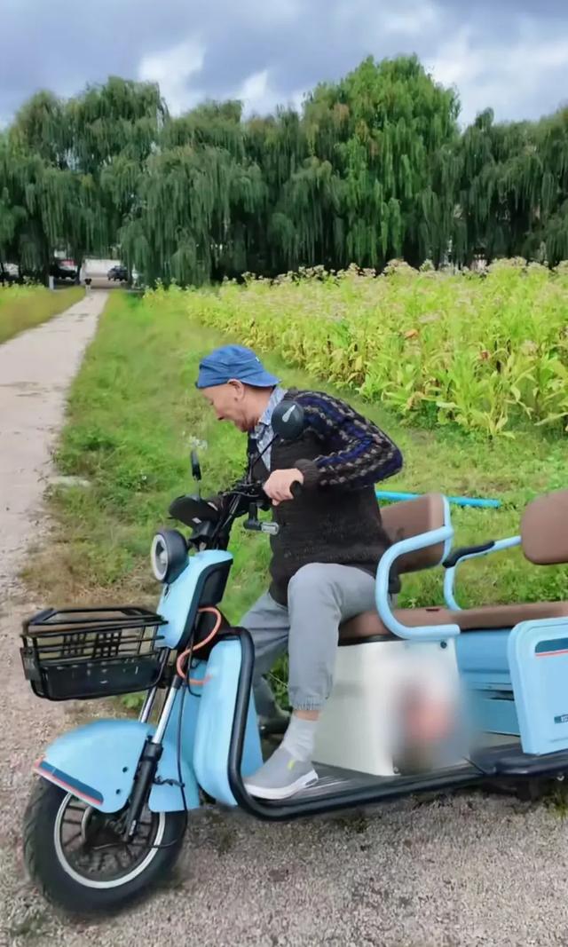 70岁陈佩斯拄拐杖现身,苍老许多,开电动三轮车,两次翻进水沟!
