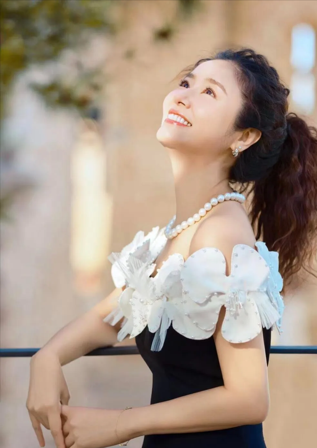 49岁林心如医美后大变样,穿黑白裙嫩到认不出,霍建华赚翻了!