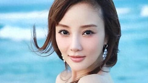 没想到，“做头发”事件才过去6年，李小璐就以“这种姿态”出现