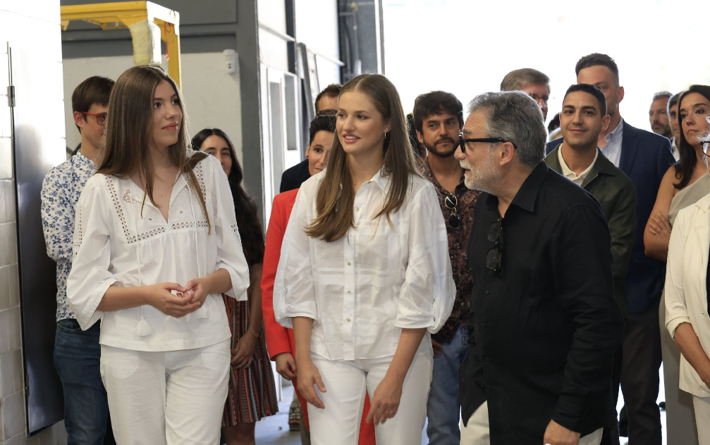 被西班牙姐妹花公主美到了！同梳着长发飘飘的发型穿白衣，好仙呀