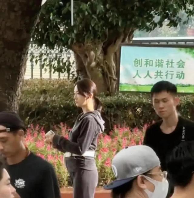 吴谨言挺孕肚亮相新剧发布会，穿高跟鞋甩鞭子，不顾危险太拼了