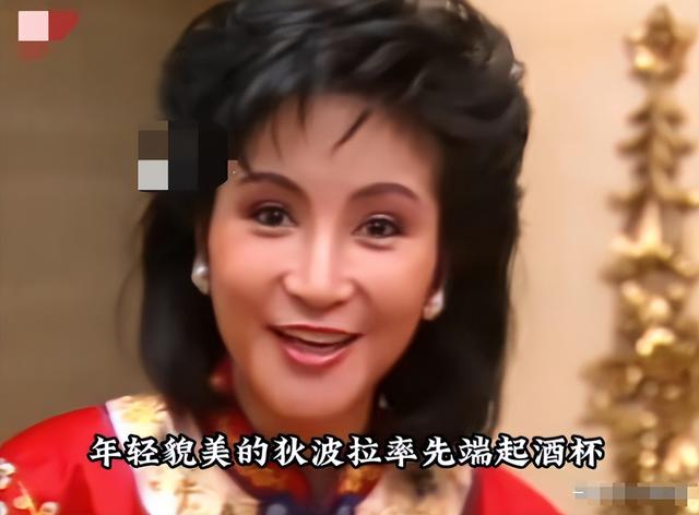 扎心!谢贤一家1986年春节家宴视频曝光,网友:我家现在也吃不上