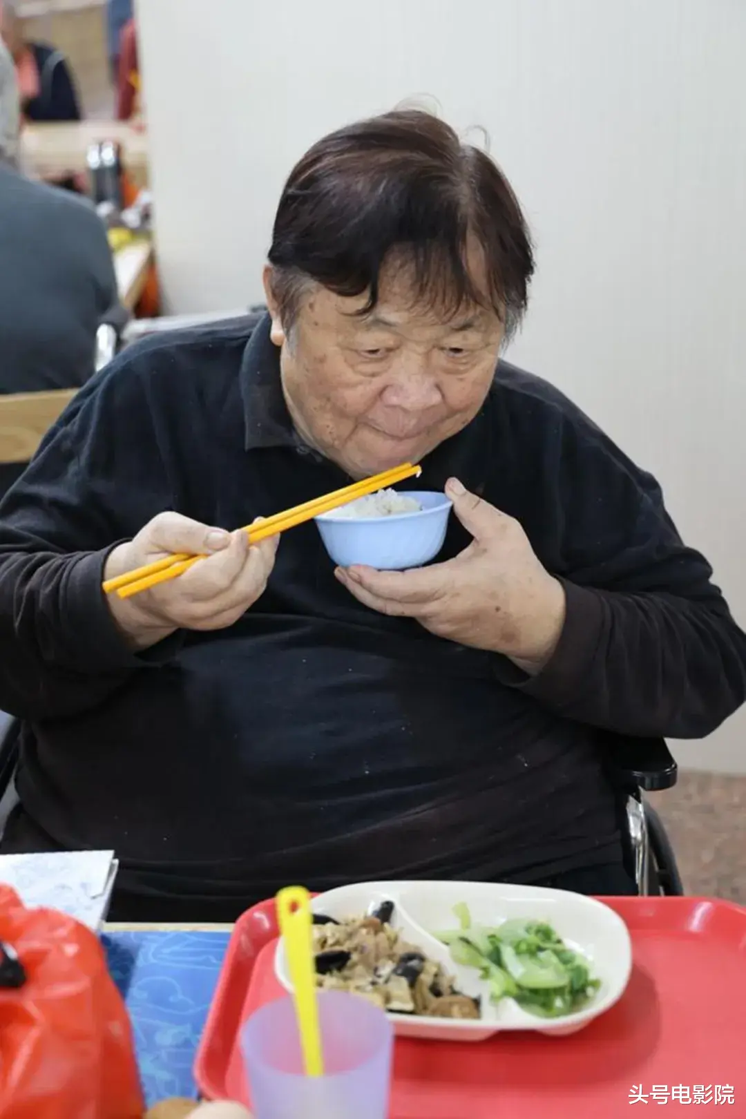 老戏骨坐轮椅!83版射雕老顽童周伯通晚年住养老院,女儿女友消失