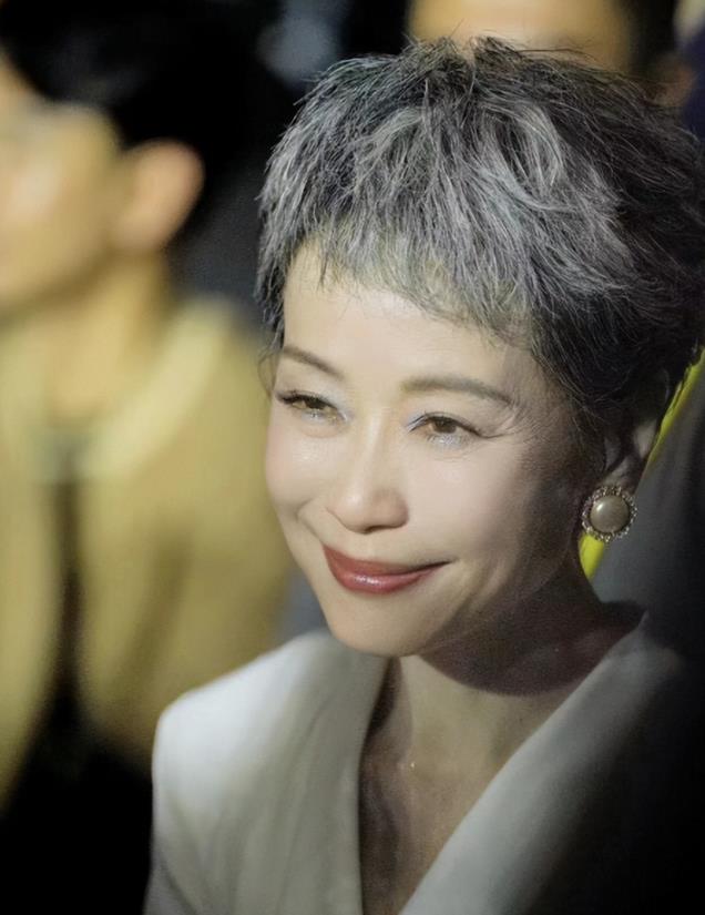 61岁叶童香港街头照曝光！暴瘦+浓妆，路人疯狂求签名