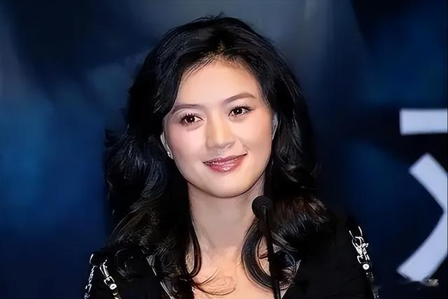 倒追陆毅4年，情断王志文，嫁富豪老公成寡妇，拿150亿笑着活下去