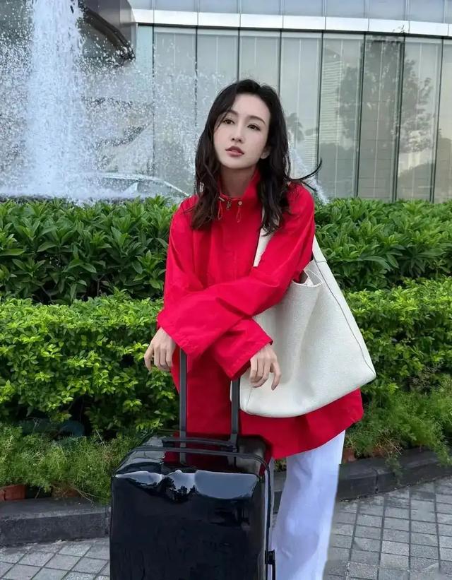 王鸥发了张照片单手托着下巴,长头发披着很漂亮