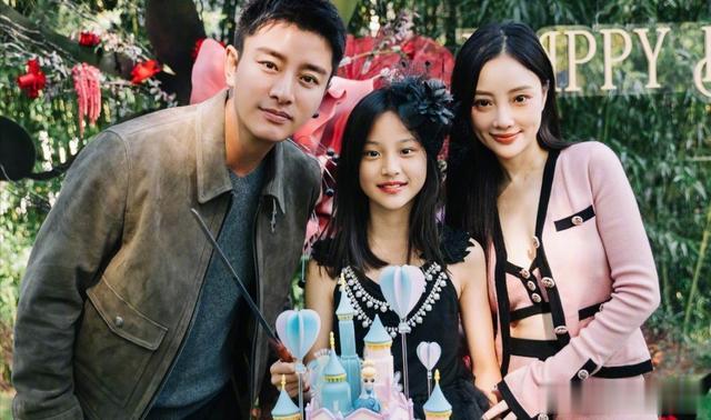 42岁李小璐山顶拍摄被偶遇,个子好矮像1米5,浓妆艳抹愁眉苦脸