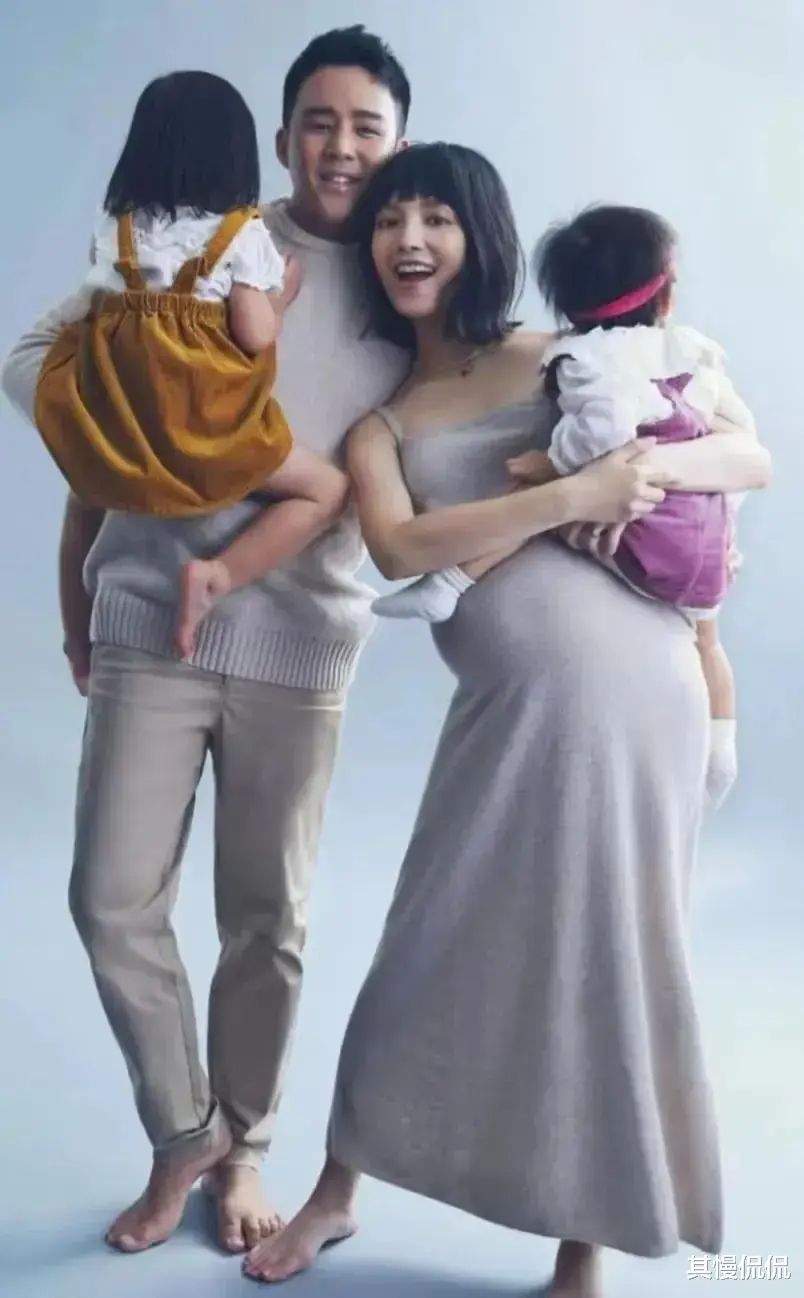 TVB前小花带仨娃崩溃，幽怨眼神“射杀”老公，带娃如厕苦不堪言