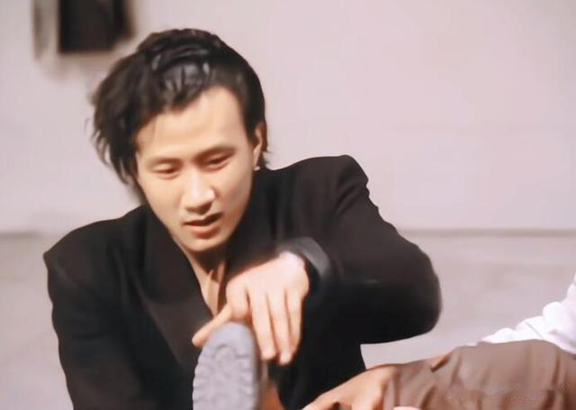 看完何冰读中戏时的帅哥圈子,就理解为何他一进校门,心态就崩了