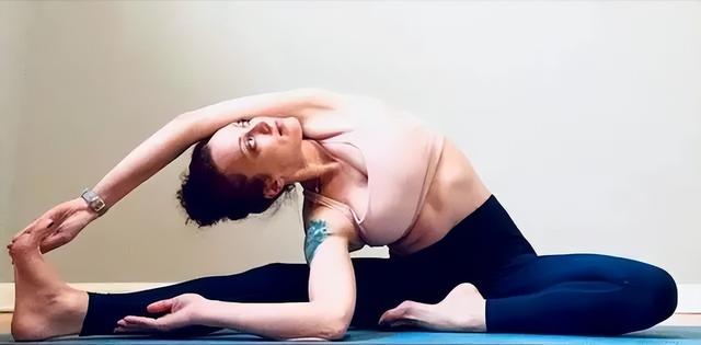 3个瑜伽体式，拉伸侧腰，塑造迷人性感“小蛮腰”！