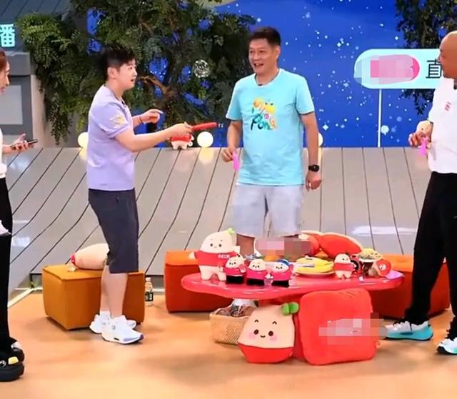 太低调！孙颖莎回北京一个人理发，照镜子摆弄很臭美，裤子引热议