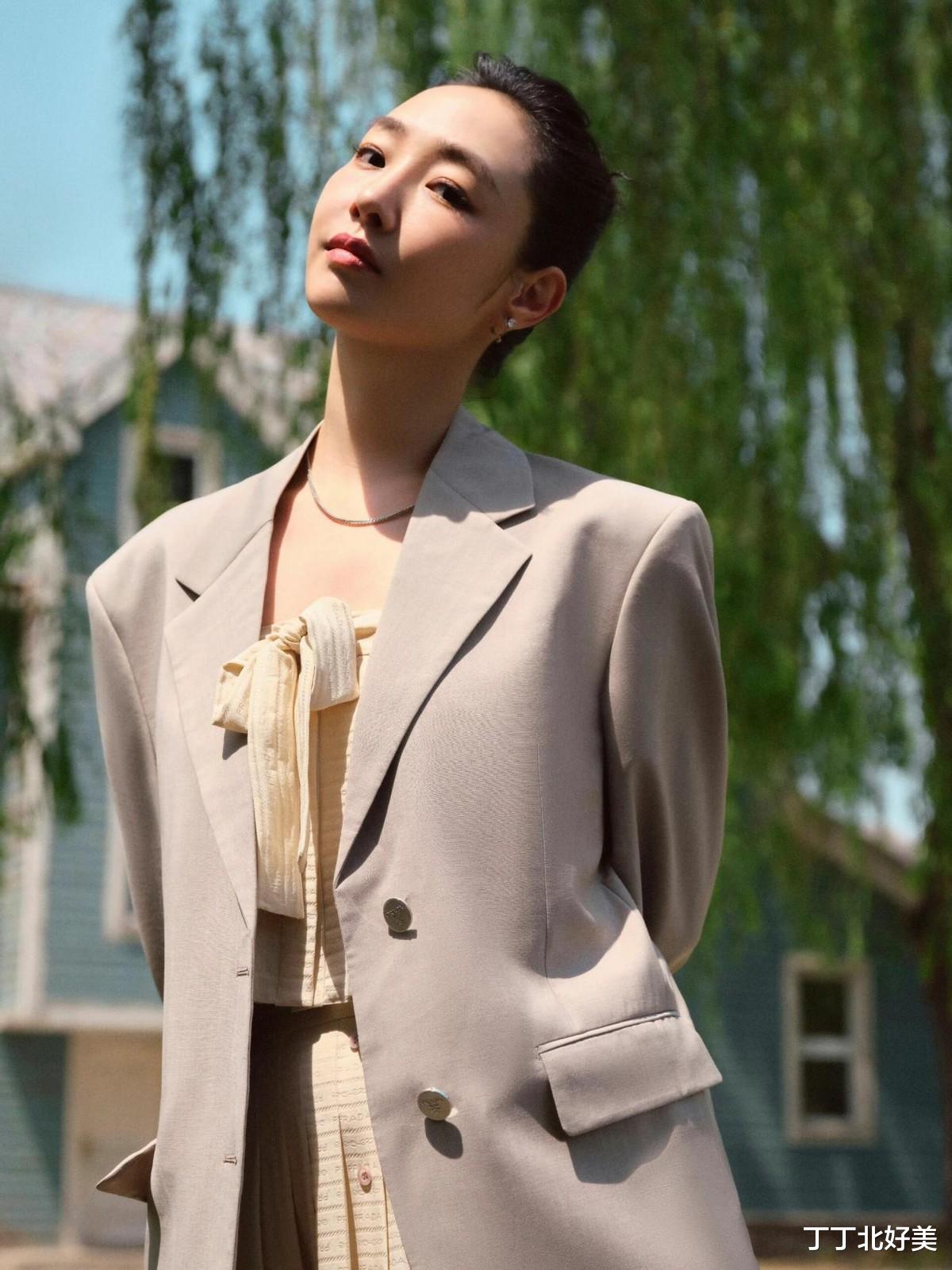 40岁白百何再婚后剪了狗啃刘海，穿搭时髦洋气，状态和25岁没变化