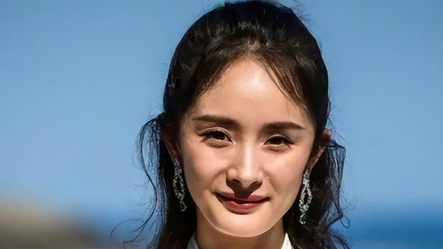 没滤镜真可怕！赵丽颖满脸粉刺，唐嫣不忍直视，吴昕沧桑遮不住