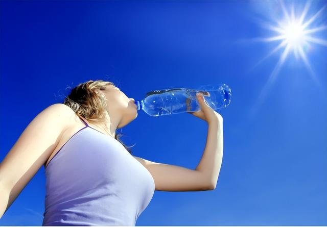 65岁老汉半夜心梗离世，医生提醒：夜间再口渴，也不要喝这3种水