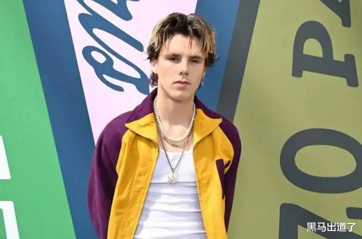 贝克汉姆19岁小儿子与30岁女友官宣,街头热吻超浪漫,贝嫂要哭了