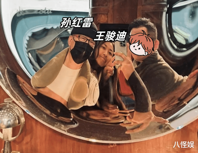 孙红雷接丈母娘北京过年，岳母首露面，看着比他大不了几岁好年轻