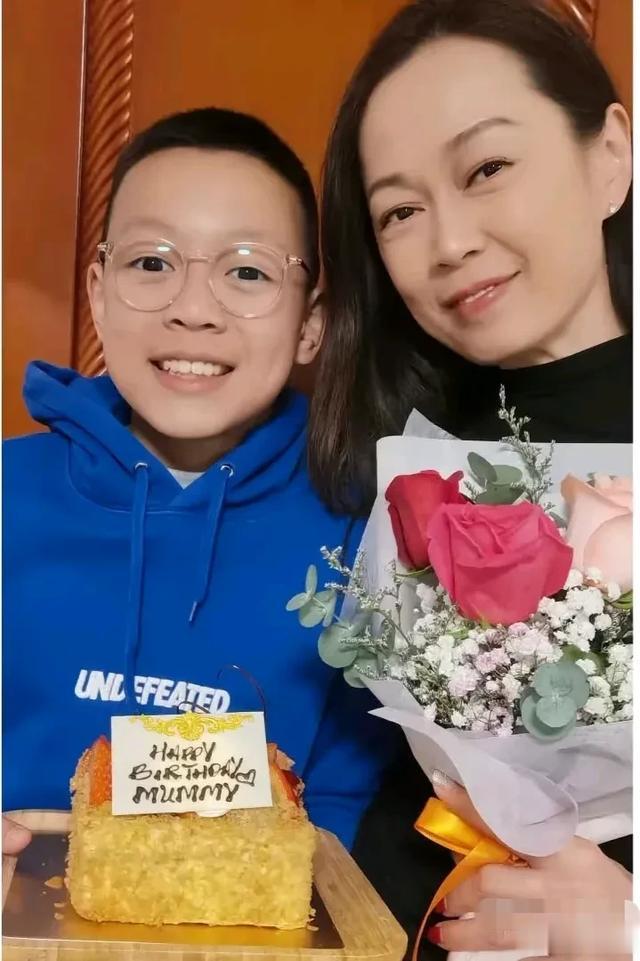 汤盈盈、钟丽淇为姚莹莹庆祝53岁生日!