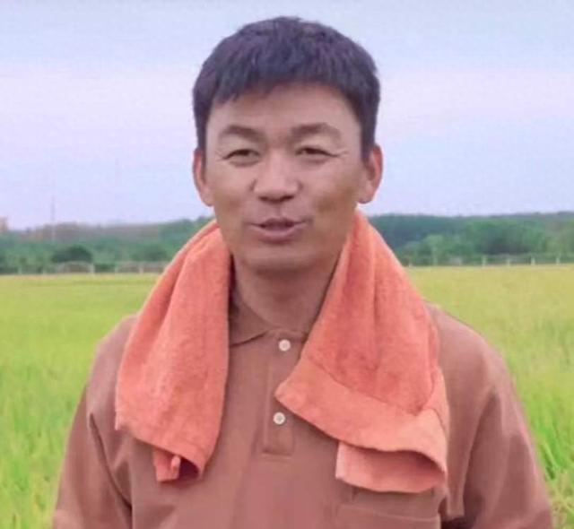 40岁王宝强近况曝光!带女友低调聚餐,开200w大G,生活非常潇洒