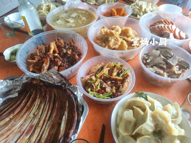 我家午餐,8道菜,主食是饺子,网友:这一顿,没有千八百下不来