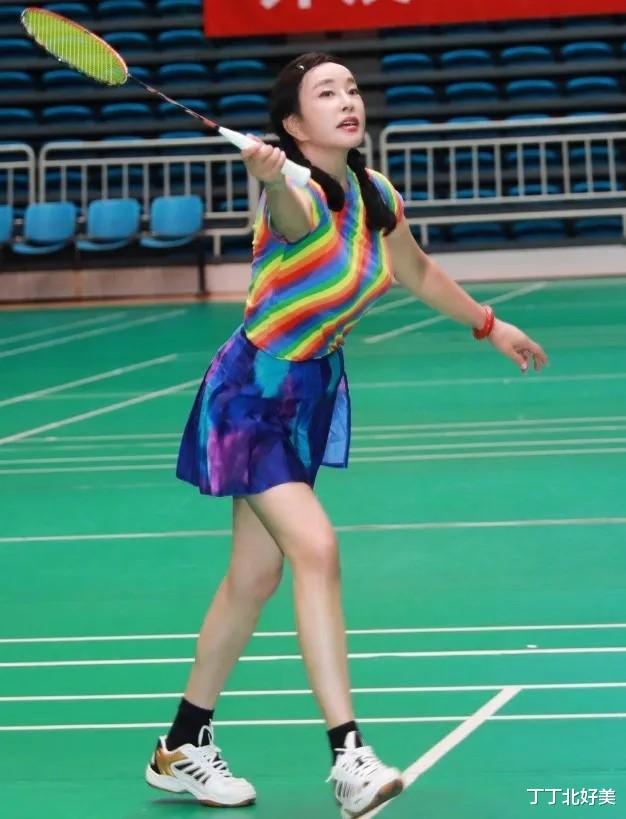 刘晓庆又高调杀回来,穿衬衫+超短裤像个小姑娘,大长腿好抢风头