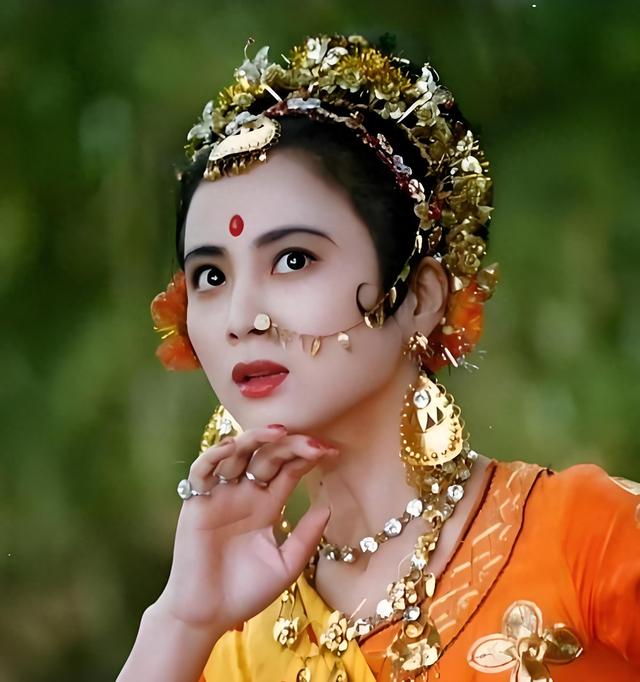 春晚|她曾连登3年春晚，8年录88张专辑，爆红后抑郁，如今在街头卖唱？