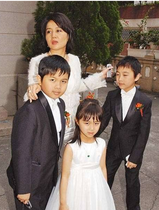 赌王去世4年,再看被何超琼抚养的“私生子”,他这盘棋下的真大