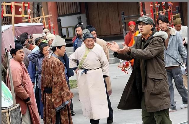 幻想一夜成名!横店群演校花泛滥成灾,一天片酬70块蹲地吃盒饭