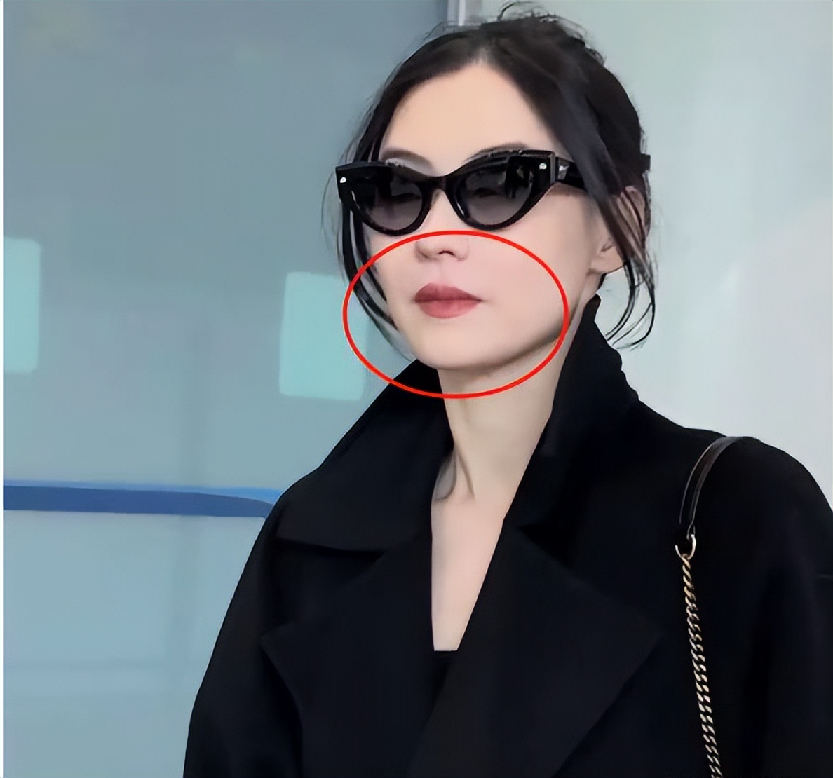 44岁张柏芝罕见露面，消失一年后外貌大变，与人合影站姿显尴尬