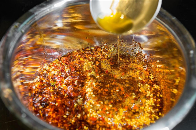 炸辣椒油不能直接泼油，老厨教您3个要点，味道更香更辣，不发苦