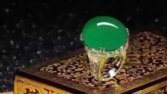 买翡翠是裸石好还是镶嵌成品好？