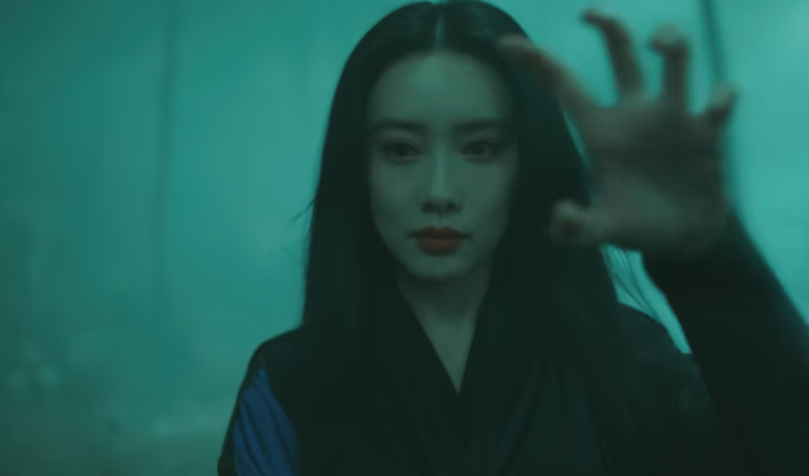 把假睫毛卸了,口红眼线擦了,胸勒平了,才算不糊弄观众的女扮男装!