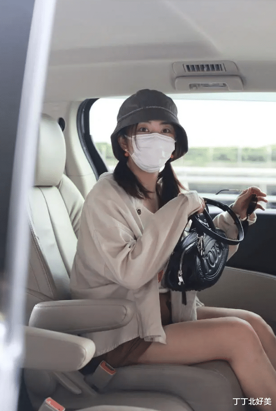 谭松韵带火了一种新穿法：短外套+短裤+渔夫帽，时髦洋气又减龄