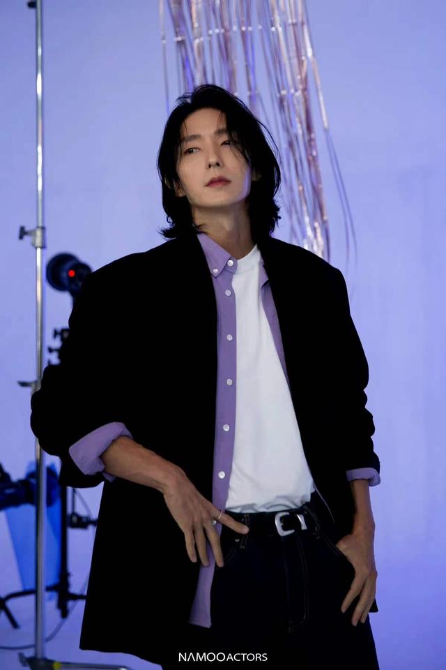 明星蜡像被玩坏:鹿晗嘴被亲掉皮,孙俪被占便宜,杨幂认不出来