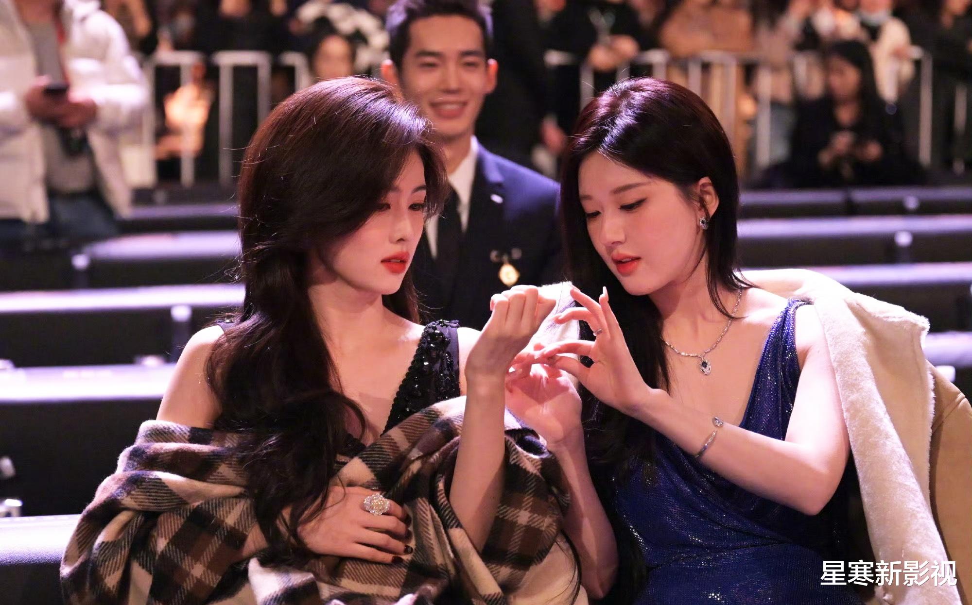 白鹿赵露思时隔一年再同框,两人妆造风格变化大,顶峰相见很惊喜