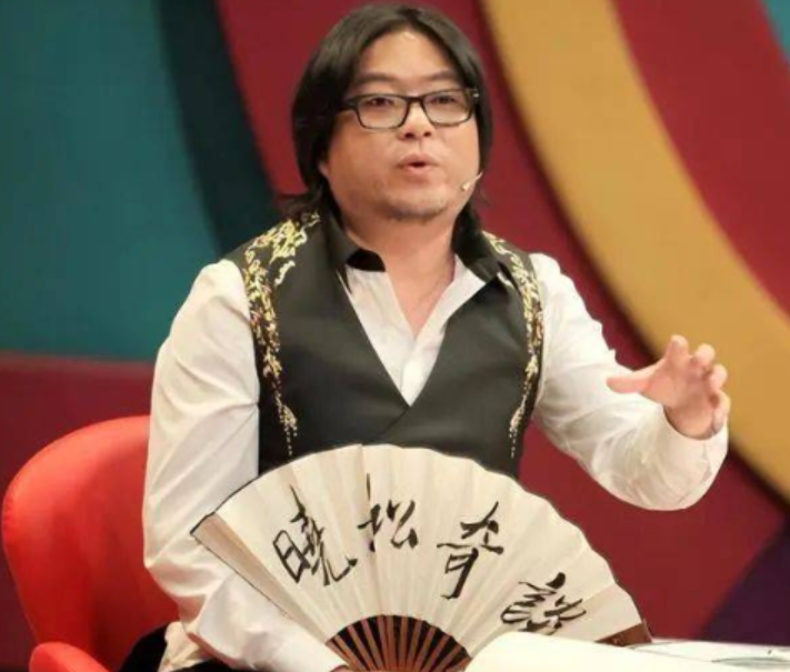 55岁高晓松暴瘦认不出!一头短发磨平了菱角,他失去的不仅是风格