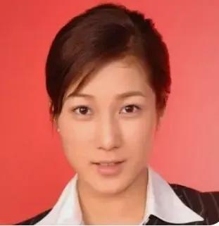 钟嘉欣佛山演唱会,真是又瘦又高又靓!越来越美,完全看不出年龄