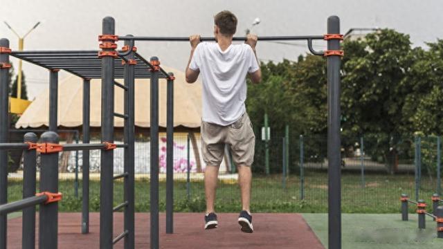 哪个更适合你?练引体向上用正手和反手