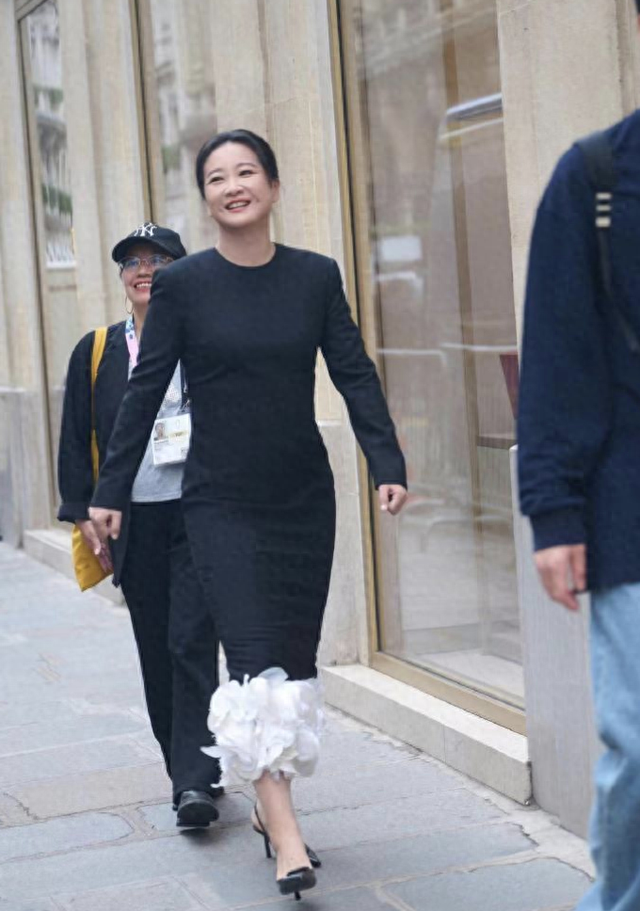 贾玲被疑加入光明会,以特殊身份参加奥运会,足球巨星为其撑伞