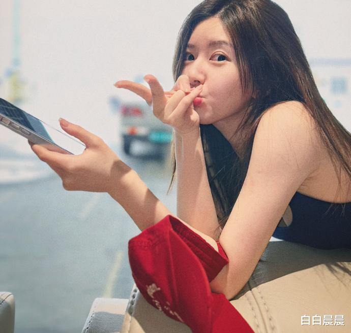 赵露思晒吊带背心日常照，身材热辣满脸油光，荷尔蒙气息浓郁好撩人