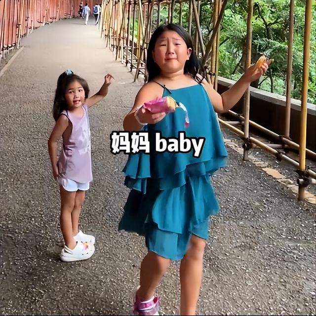 何洁一家五口泰国度假，38岁的她满头白发，两女儿颜值身高差太大