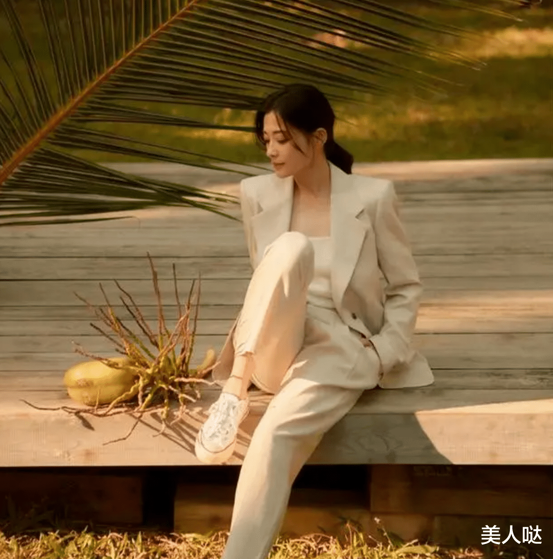 梅婷“断崖式”衰老,眼角皱纹用厚粉底都挡不住,但穿牛仔装减龄不少