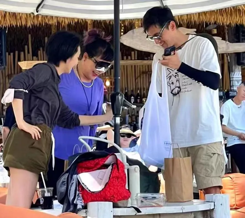 胡歌携妻女游日本,1岁女儿小茉莉坐2.7万婴儿车首亮相,昔日男神秒变奶爸