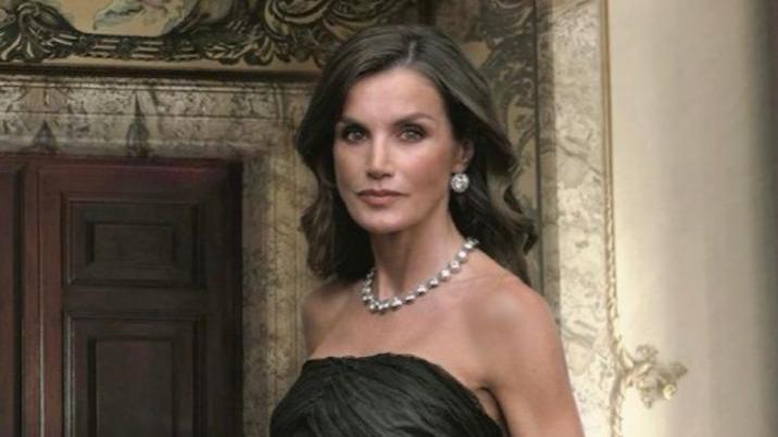 西班牙国王夫妇最新肖像曝光，莱蒂齐亚与费利佩展现魅力与风采