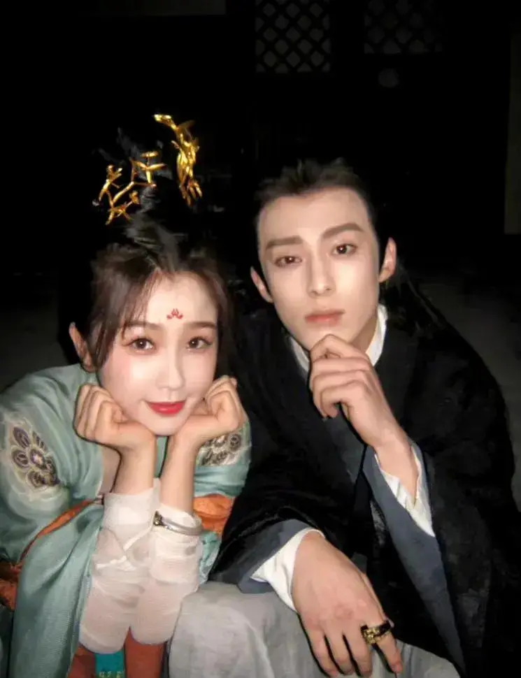 棣欣引力be了?王鹤棣与田曦薇牵手、赵露思合影,虞书欣毫无交流