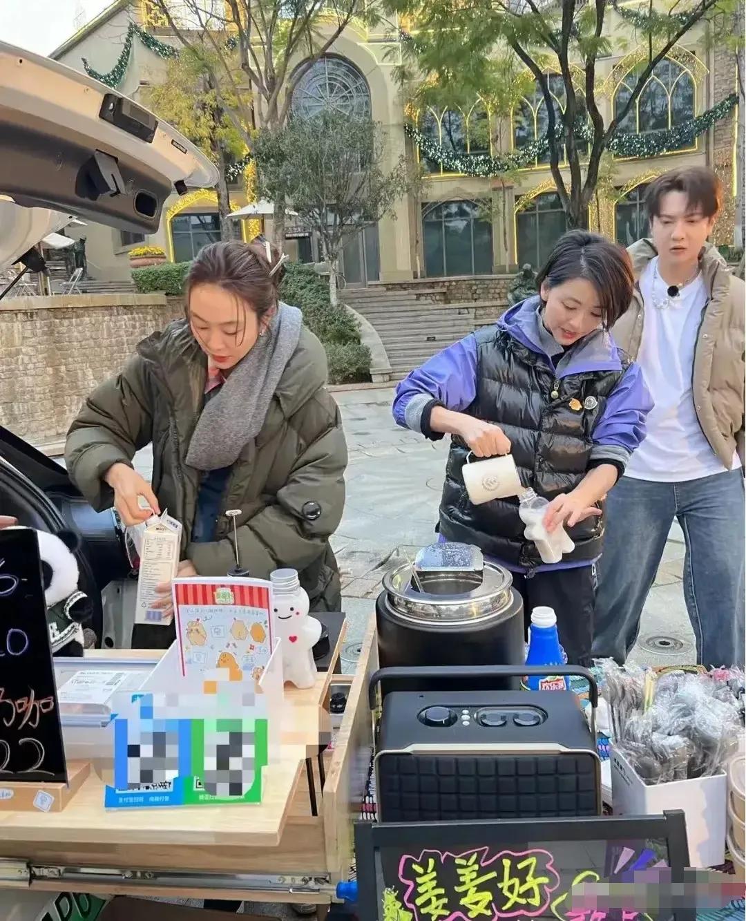 网友偶遇姜妍黄小蕾街头摆摊卖咖啡,姜妍本人超美,黄小蕾很可爱