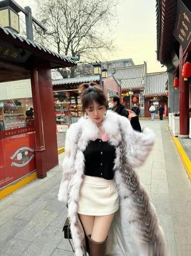 郭美美再度炫富受质疑,和同性伴侣享受生活,坐游艇戴珠宝太享受